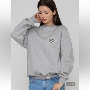 W CONCEPT GRAVER Flower Embroidery Sweatshirt